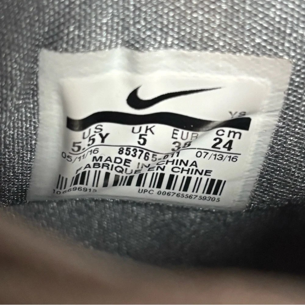 Nike‎ Boys KD Trey 5 IV Wolf Gray Lace Up Basketball Shoes Size 5.5Y